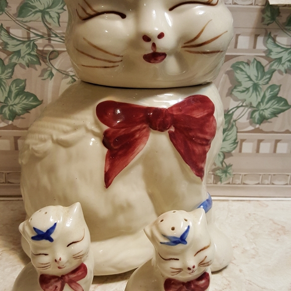 Vintage Shawnee Puss and Boots Cookie Jar with Salt and Pepper Shaker - Picture 3 of 13